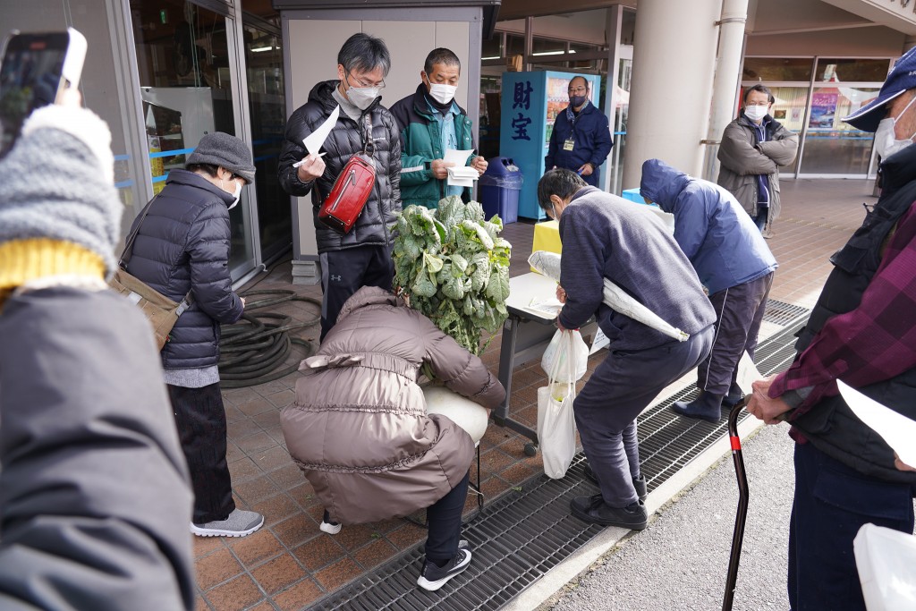 景品をもらえる桜島大根重量当て